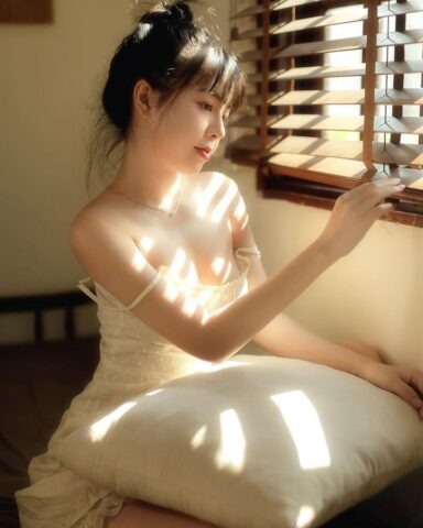 Váy trắng đẹp dịu dàng qua khe cửa chớp