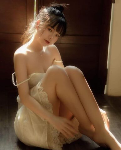 Váy trắng đẹp dịu dàng qua khe cửa chớp