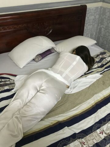 Áo dài trắng nằm trên ghế tình yêu