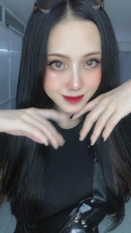 Cùng ngắm cơ thể của Vy Merino nhé