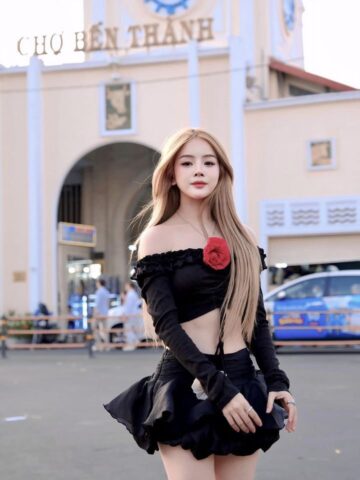 DJ Mie đẹp dịu dàng trước cổng chợ Bến Thành