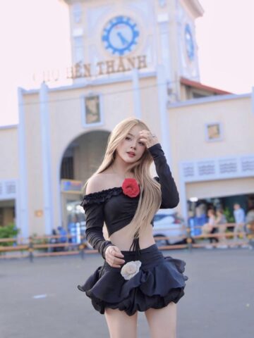 DJ Mie đẹp dịu dàng trước cổng chợ Bến Thành