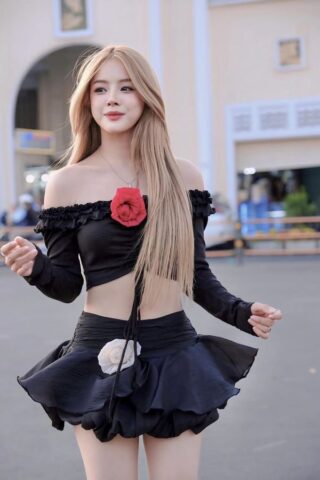 DJ Mie đẹp dịu dàng trước cổng chợ Bến Thành