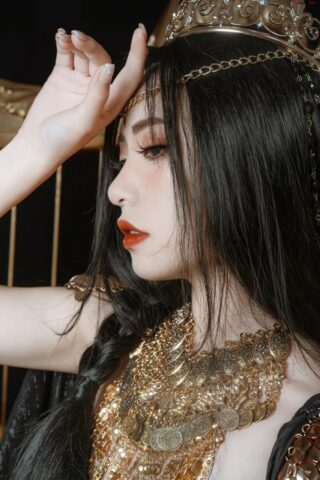Cosplay nữ thần khỏa thân ngồi chụp ảnh