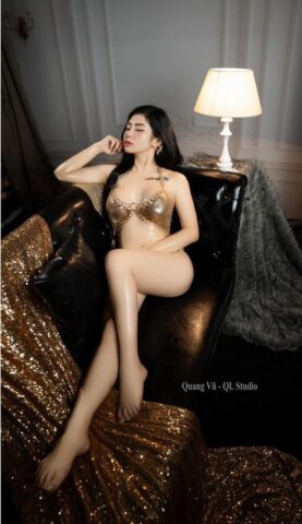 Bikini ánh vàng khiến nàng lộng lẫy