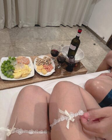 Đưa em đi tránh nóng trong khách sạn