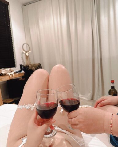 Đưa em đi tránh nóng trong khách sạn