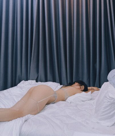 Người đẹp bán đồ lót