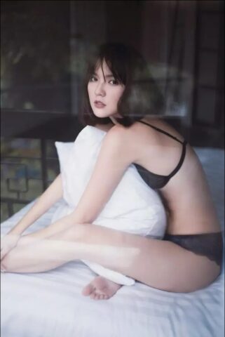 Hải Tú sexy thả rông vòng 1