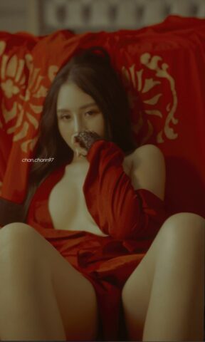 Ảnh Chanchan97 sexy trong bộ lụa ngủ đỏ