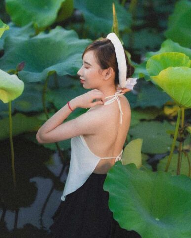 Trong đầm em đẹp hơn sen