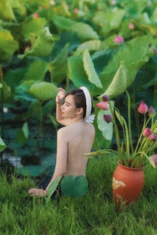 Trong đầm em đẹp hơn sen