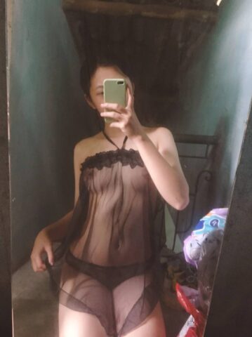 Đồ ren đen chụp ảnh ngày chủ nhật
