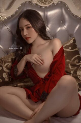 Kìa em váy đỏ lầm thôn, cho anh xin số anh phôn vào làng