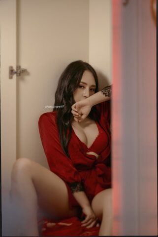 Ảnh Chanchan97 sexy trong bộ lụa ngủ đỏ
