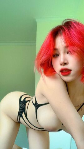 Tóc đỏ nhìn chênh vênh quá