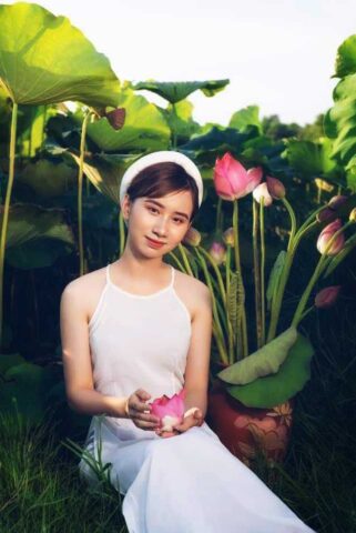 Trong đầm em đẹp hơn sen