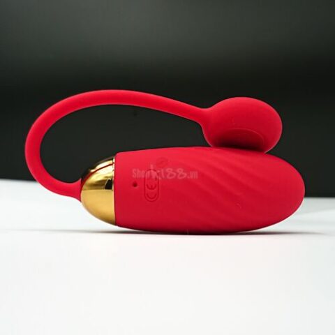 Người dùng cầm trên tay trứng rung Svakom Ella DC89F hình nòng nọc