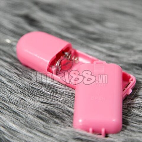 Trứng rung hồng đơn giá rẻ DC04B với remote kết nối dây và sử dụng pin AA, thể hiện sự tiện lợi và dễ sử dụng.