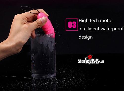 Minh họa khả năng chống thấm nước của trứng rung Yeain Sakura EG06A dưới vòi nước