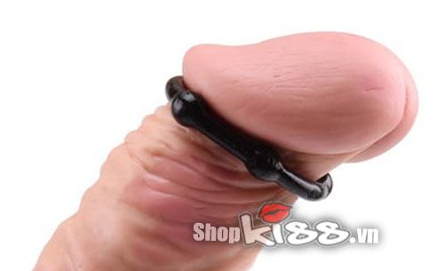 Vòng bi DC60G màu đen được đeo ở đầu khấc dương vật