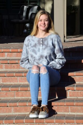 Ảnh Sex Gái Xinh Châu Âu Golden-haired babe Amber gets naked in public and shows her perfect body